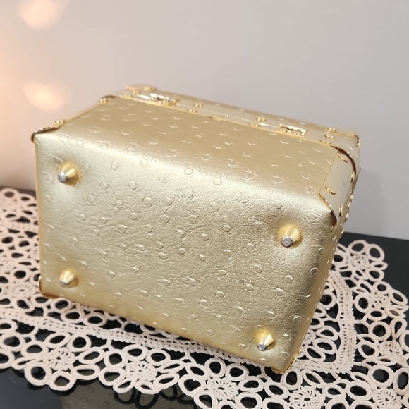 Luxurious Gold Cosmetic Case - Picture 5 of 10